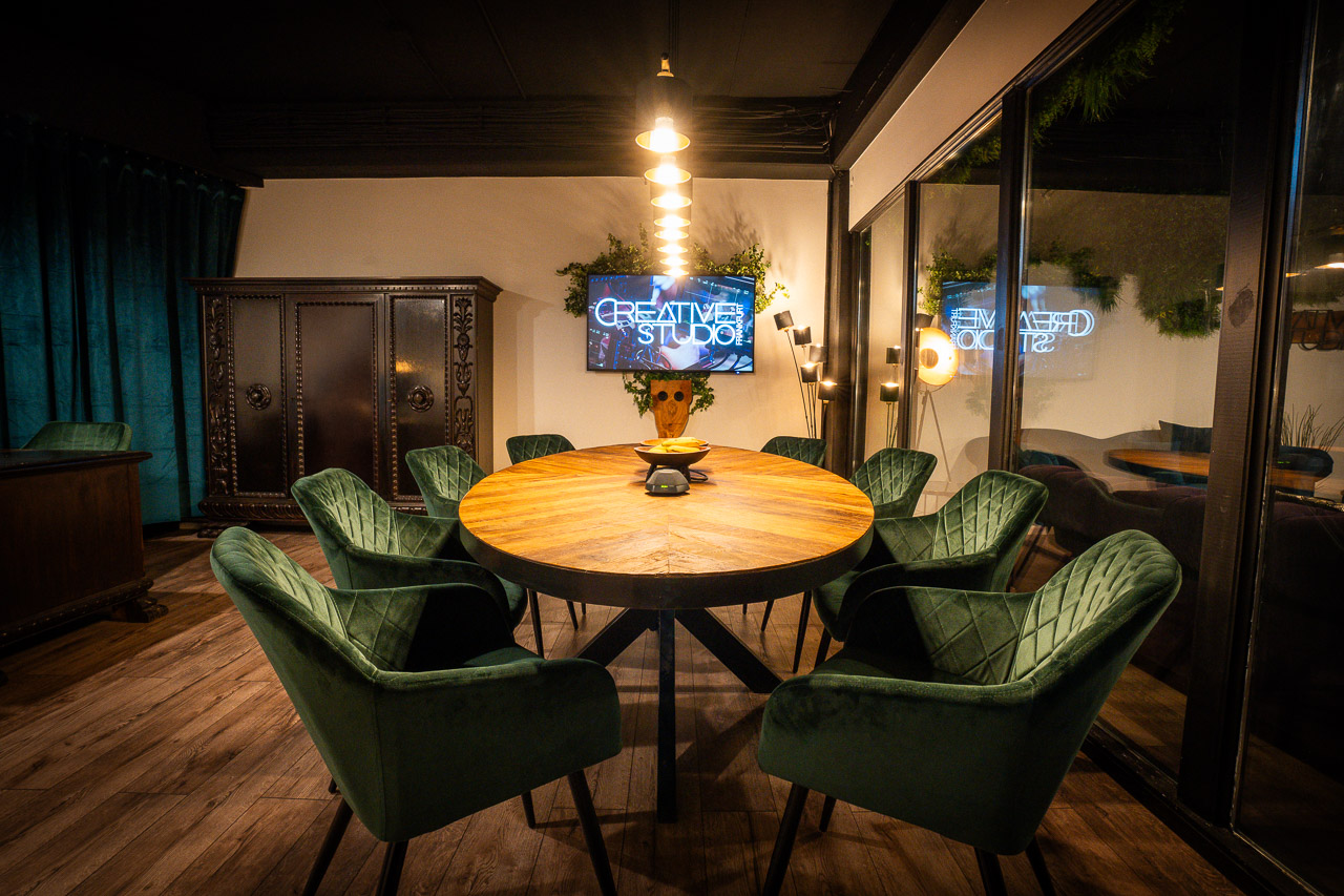 Studio-Backoffice-Konferenztisch